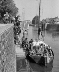857248 Afbeelding van een zeilboot in de sluiskom van de Koninginnensluis te Nieuwegein, ter gelegenheid van de viering ...